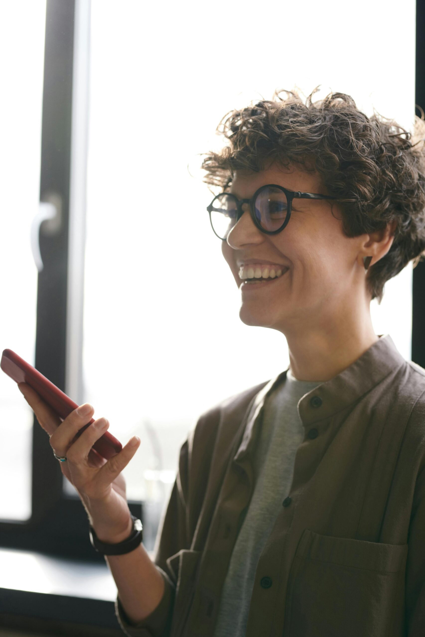 Your Phone Is Ruining Your Posture – Here’s the 5-Minute Fix